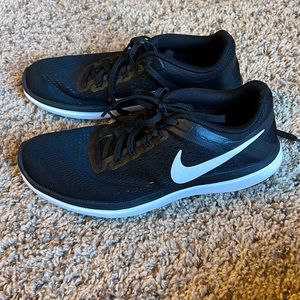 Nike Flex Run tennis shoes